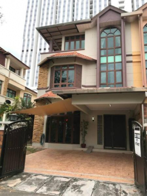 Beachside Bliss 4BR Home with Bathtub, 5-Min Walk to Batu Ferringhi Beach